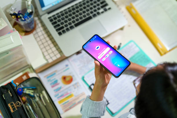 Bertanya ke asisten AI dari ponsel di atas meja kerja